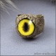 Уникальное кольцо необычной формы из бронзы с желтым глазом фоссы