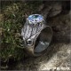 Женское кольцо с цирконом в красивой форме кольца с крыльми