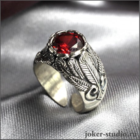 Женский перстень с большим красным камнем