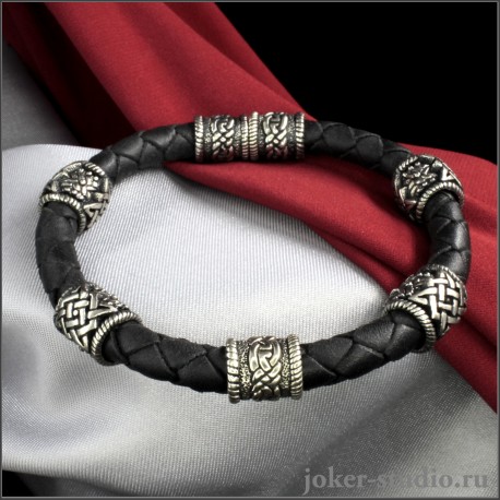 Кожаный браслет с шармами в кельтском и славянском стиле