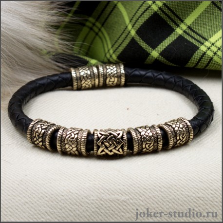 Кожаный браслет с шарми Сварога и кельтским бусинами из золотой бронзы