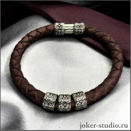 Кожаный плетеный браслет коричневого цвета с ювелирным бусинами и замком в стиле барокко