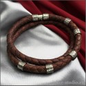 Плетеный браслет из коричневой кожи в два оборота и ювелирными шармами с символом бесконечности