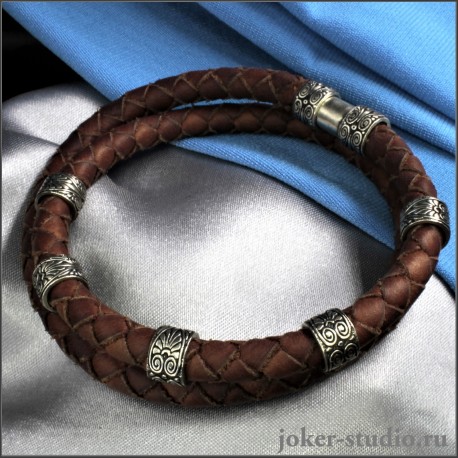 Кожаный плетеный браслет коричневого цвета с ювелирным бусинами и замком в стиле барокко
