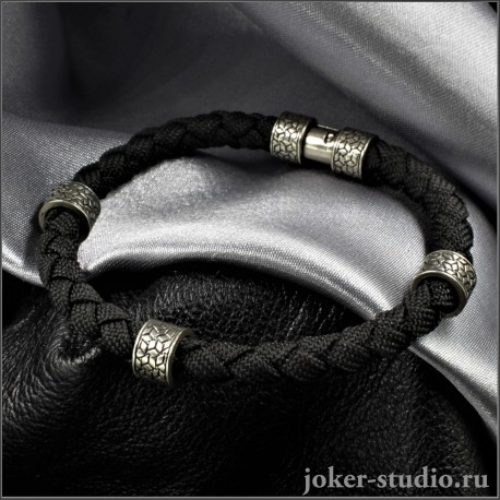 Браслет из черного шнура с ювелирными шармами и замком в стиле хай-тек