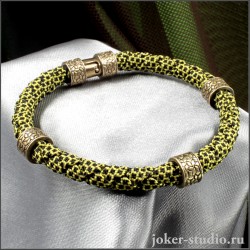 Кубики браслет с золотыми шармами из бронзы на шнуре ярко-зеленого цвета