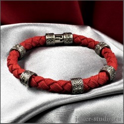 Красный браслет с серебряными винтажными шармами и замком из аргентана