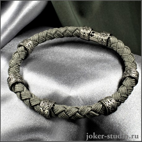 Браслет серый шнур с серебряным замкоми шармами в стиле барокко