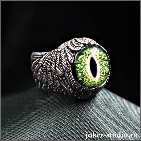 Перстень с зеленым глазом дракона в серебряных крыльях аргентана