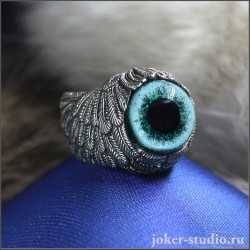 Ювелирное кольцо с глазом снежного барса в серебряных крыльях ангела