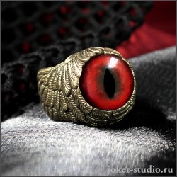 Кольцо с красным глазом дракона окутаное красивыми крыльями Ангела