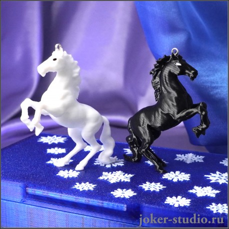 ПОДАРОЧНЫЙ НАБОР из ДВУХ ЛОШАДОК БЕЛАЯ и ЧЕРНАЯ ФИГУРКИ ПРАЗНИЧНОГО ДЕКОРА