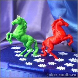 КРАСНАЯ и ЗЕЛЕНАЯ ЛОШАДКА в ПОДАРОЧНОМ НАБОРЕ НОВОГОДНИЕ ФИГУРКИ С СИМВОЛОМ ГОДА 2026