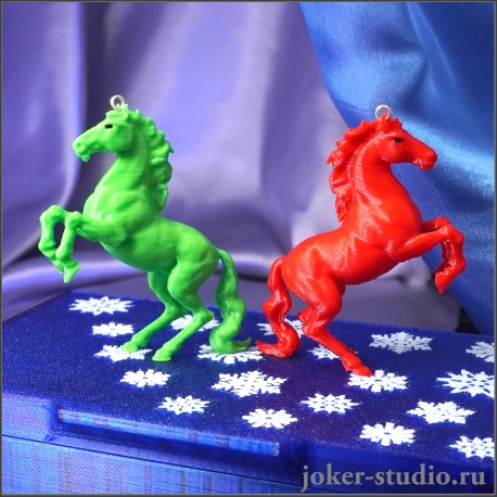 КРАСНАЯ и ЗЕЛЕНАЯ ЛОШАДКА в ПОДАРОЧНОМ НАБОРЕ НОВОГОДНИЕ ФИГУРКИ С СИМВОЛОМ ГОДА 2026