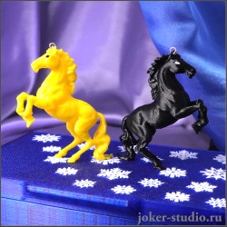 ЕЛОЧНЫЕ ИГРУШКИ НАБОР из ДВУХ ЛОШАДОК ЧЕРНОЙ и ЖЕЛТОЙ КРАСИВЫЙ СУВЕНИР НА ПАМЯТЬ
