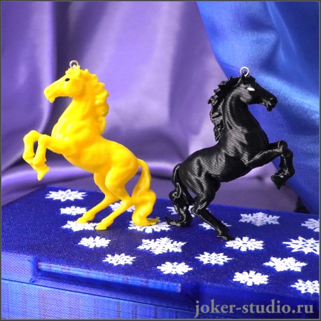 ЕЛОЧНЫЕ ИГРУШКИ НАБОР из ДВУХ ЛОШАДОК ЧЕРНОЙ и ЖЕЛТОЙ СУВЕНИР НА ПАМЯТЬ