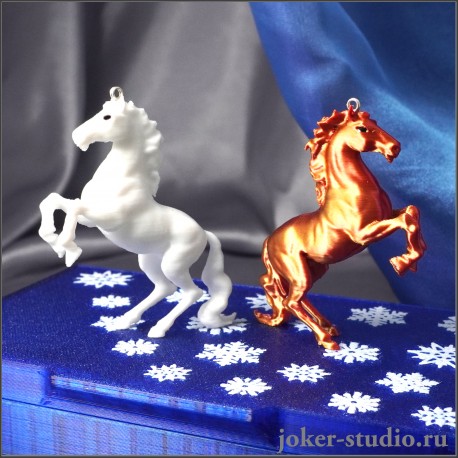 ПОДАРОЧНЫЙ НАБОР из ДВУХ ЛОШАДОК ФИОЛЕТОВО-БРОНЗОВОЙ и БЕЛОЙ ТАЛИСМАН УСПЕХА