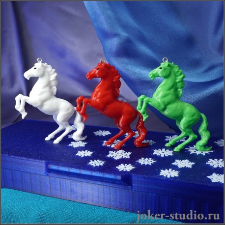 КРАСНАЯ БЕЛАЯ и ЗЕЛЕНАЯ ЛОШАДКА в ПОДАРОЧНОМ НАБОРЕ НОВОГОДНИЕ ФИГУРКИ С СИМВОЛОМ ГОДА 2026