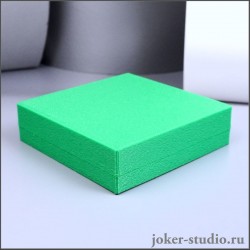 Подарочная коробка 75-75-20 мм. из зеленого пластика для подарка украшений и аксессуаров