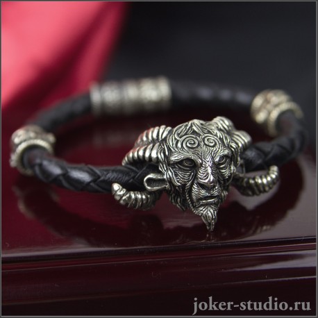 Готический кожаный браслет "Фавн" с шармами из черепов
