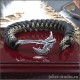 Паракордовый браслет из двухцветных шнуров с топором Грифон и плетением змейка