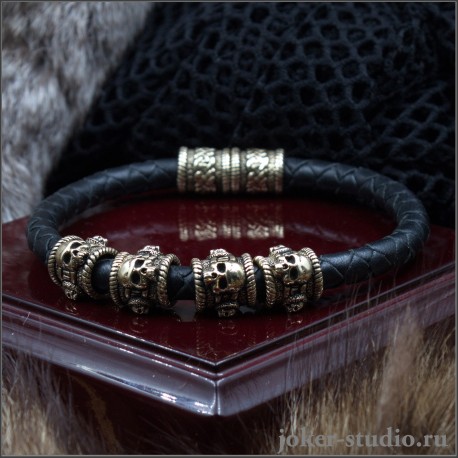 Кожаный браслет с черепами из бронзы мужское украшение в стиле готического фэентези