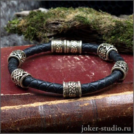 Кожаный браслет с шармами из бронзы кельтским и славянским узором украшение ручной работы