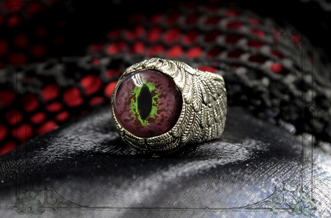 серебряное кольцо с изображением глаз змеи