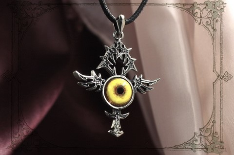 Готические украшения - серебряный крест с глазом волка
