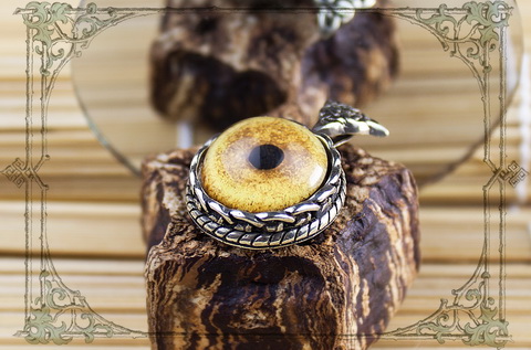 Женский кулон с глазом волка в кельтском медальоне
