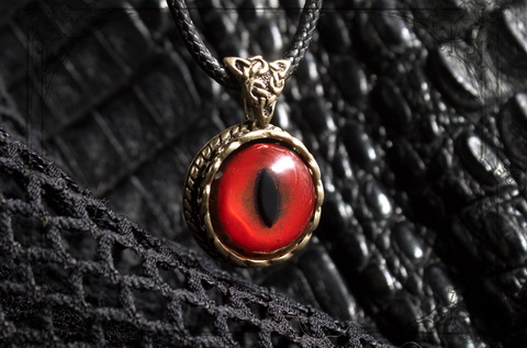 Ювелирный кулон с кельтским символом и красным глазом Дракона