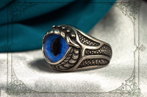 синий глаз дракона в серебряном кольце