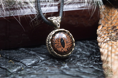 Женский кулон с глазом ящерицы игуаны в круглом медальоне