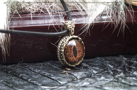 Круглый кулон с ювелирным кельтским орнаментом