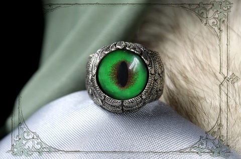 кольцо необычной формы с зеленым глазом кошки мейн-куна