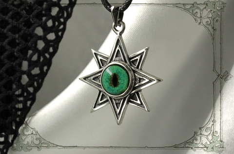 талисман Иштар в виде кулона с зеленым глазом нибелунга