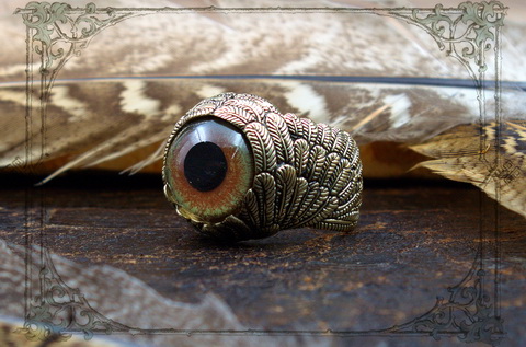 кольцо виде золотых крыльев с глазом орла