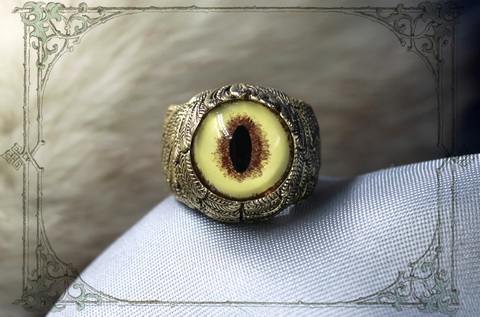 необычное кольцо с глазом оцелота