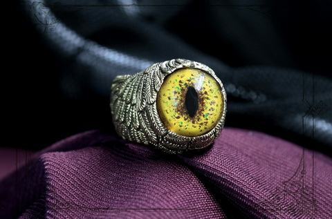 женское кольцо с глазом росомахи