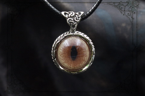Кулон с глазом соболя в кельтском медальоне с символом
