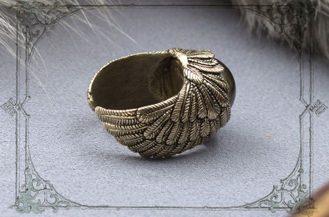 бронзовое кольцо крылья ангела с желтым глазом хищника