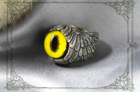 кольцо виде крыльев с желтым глазом фоссы