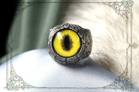 кольцо виде крыльев с желтым глазом фоссы