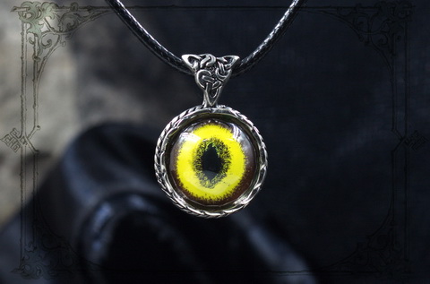 кельтский кулон с желтым глазом