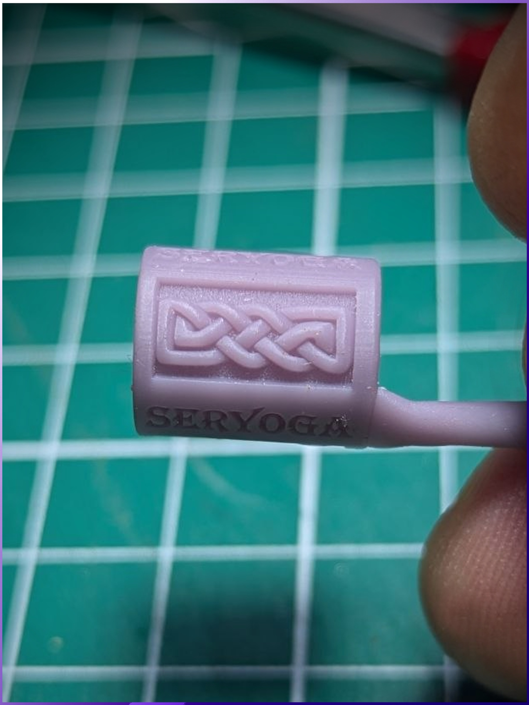 Распечатанные на 3D-принтере образцы пластиковых кельтских бусин для визуальной примерки на браслет.