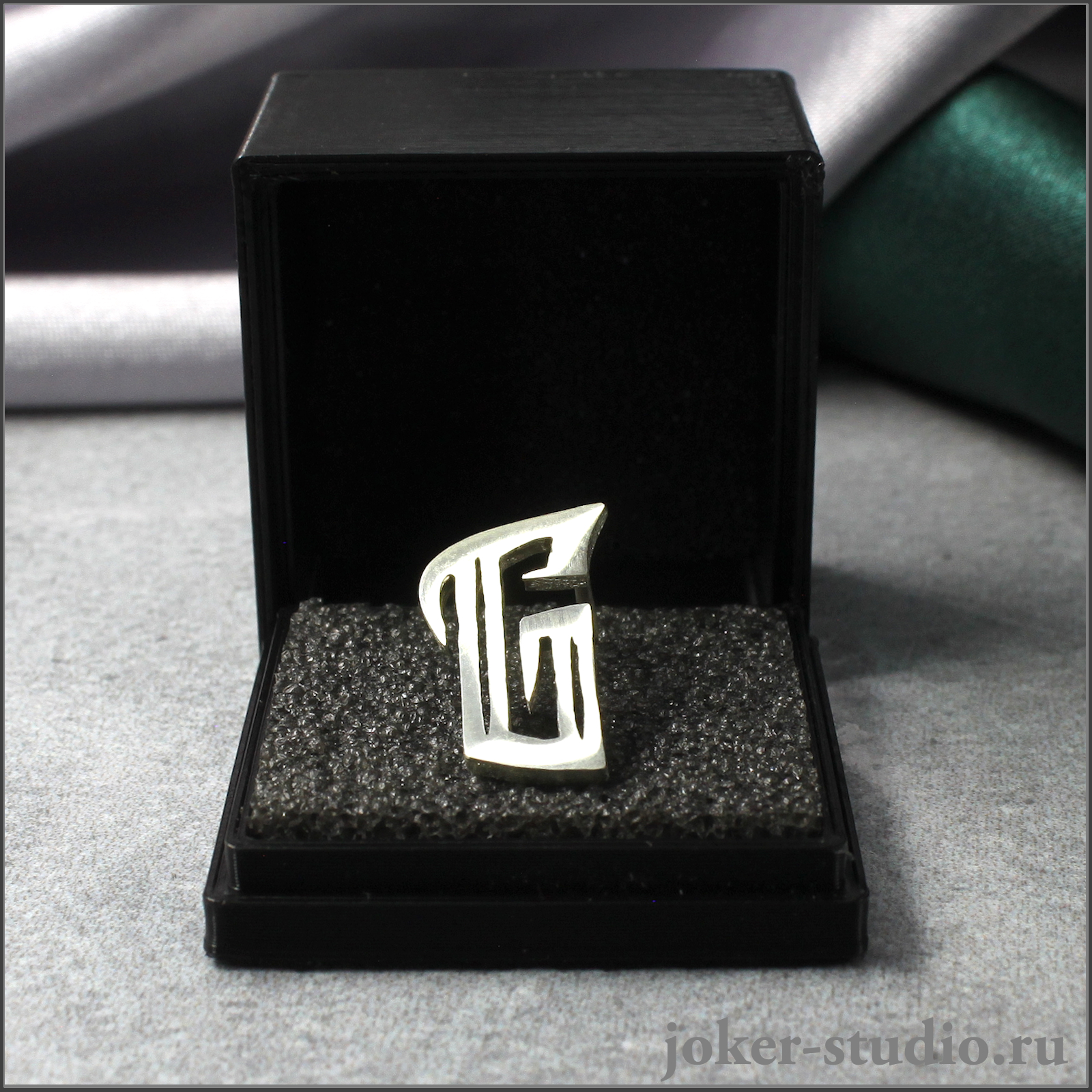 мерч серьги на заказ для бренда в Joker-Studio