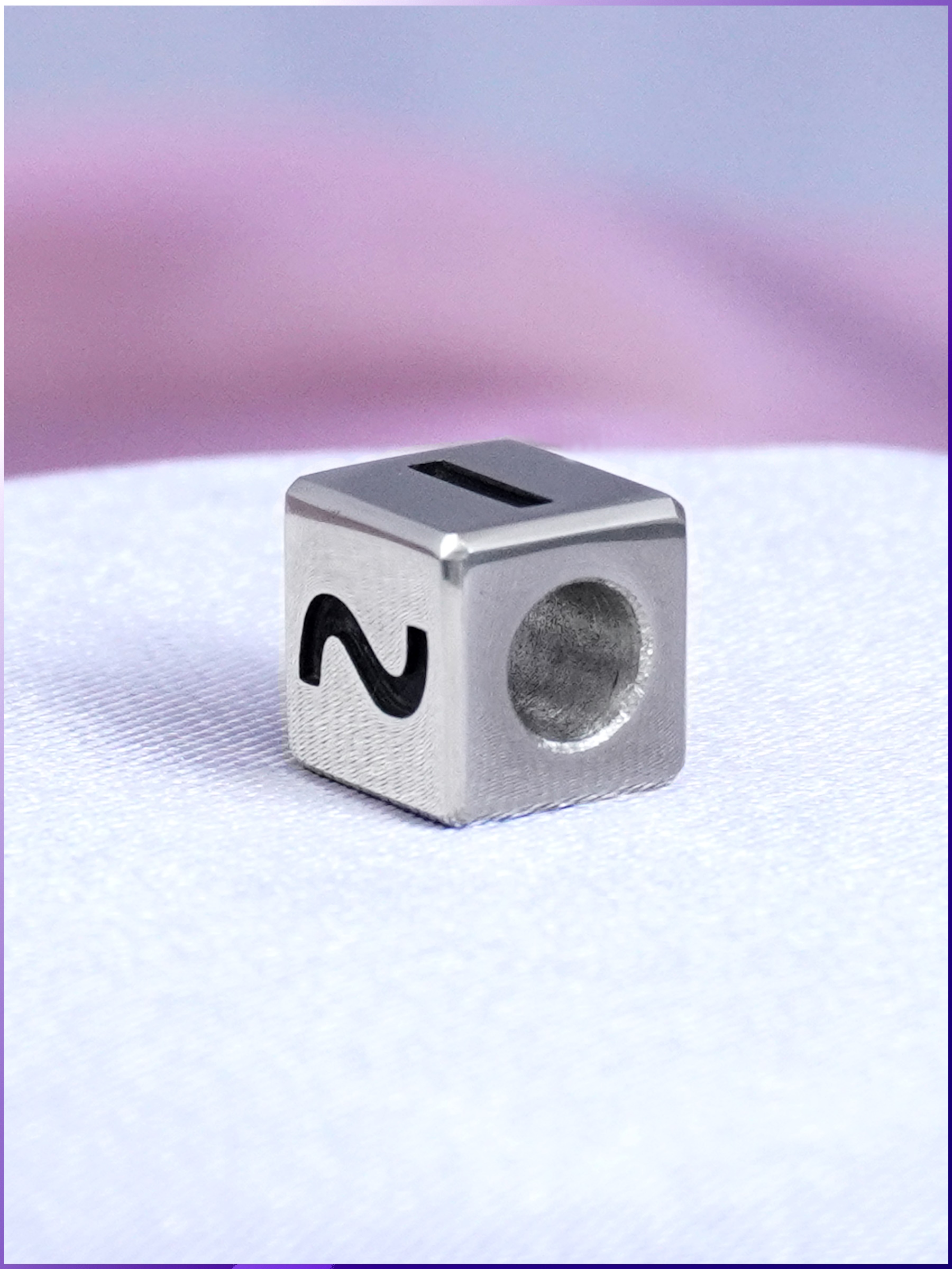 Символичный подарок на заказ: Подвеска «Кубик» из металла для девушки в Joker-Studio