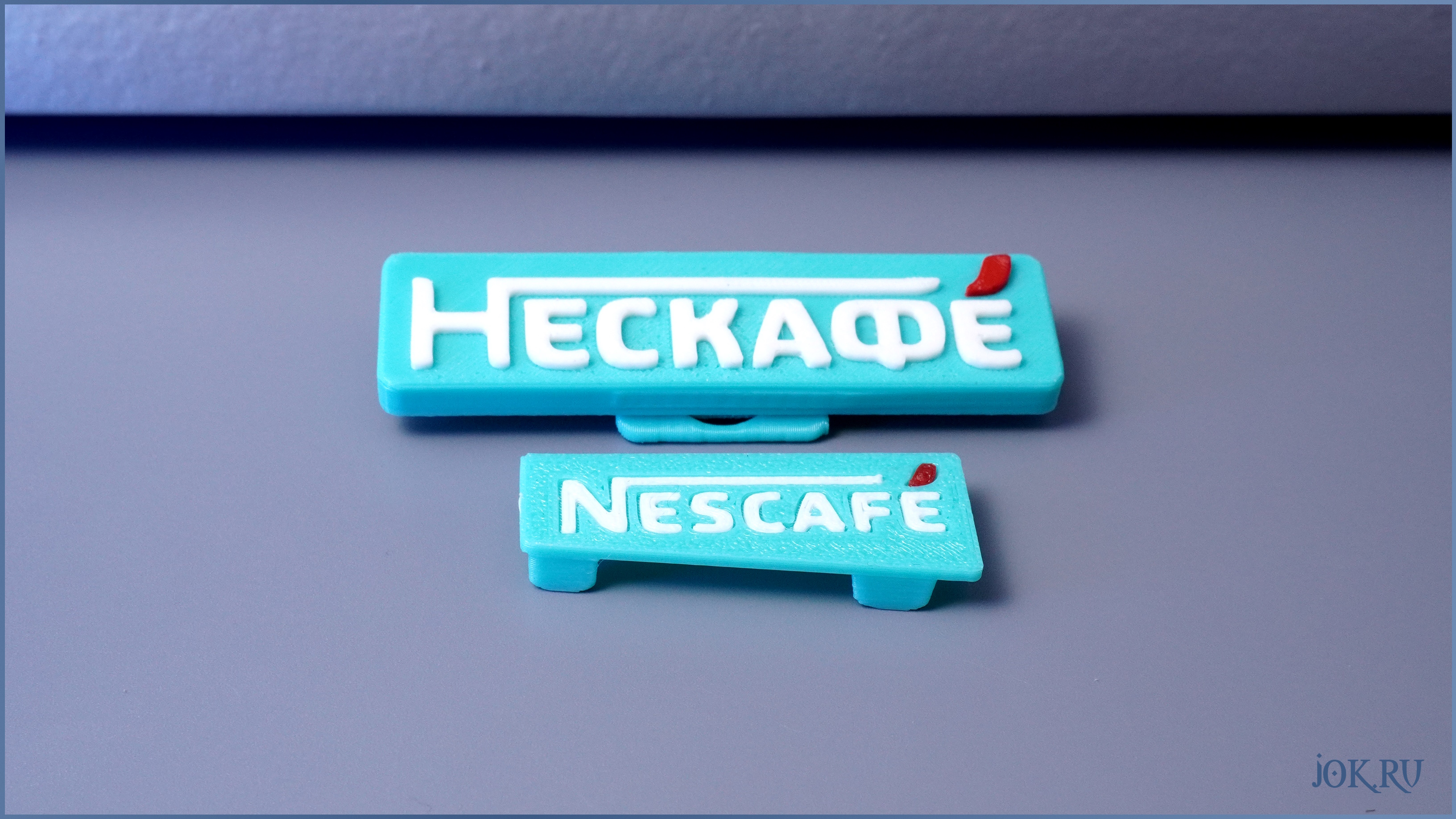 Бирюзовые накладки с объемными буквами NESCAFE на белых очках Вайфарер от Joker-Studio