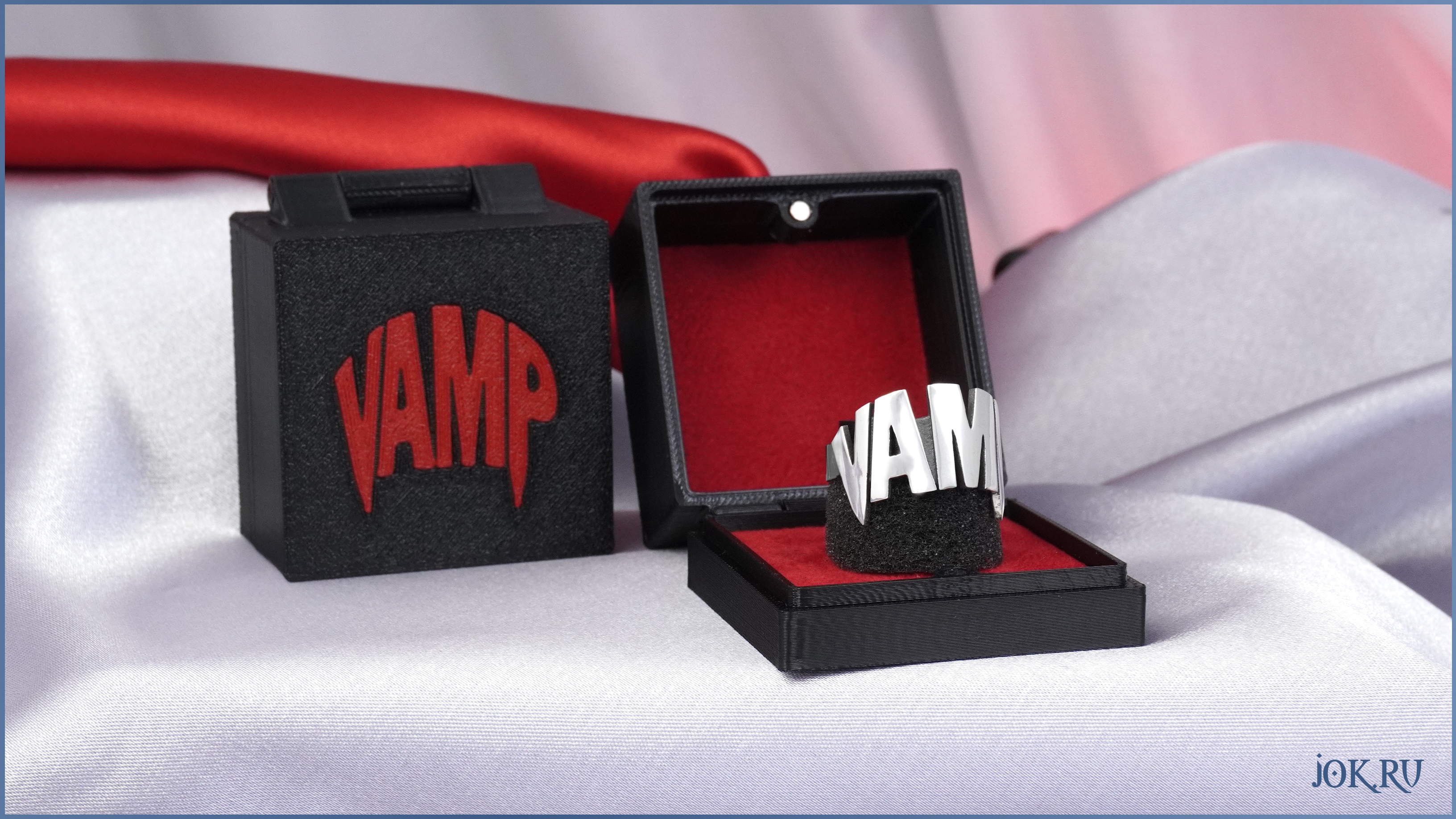 Стильная упаковка в готическом стиле – Элегантная черная коробка с золотистым тиснением, украшенная готическими орнаментами и символами, идеально дополняющая мрачную эстетику.