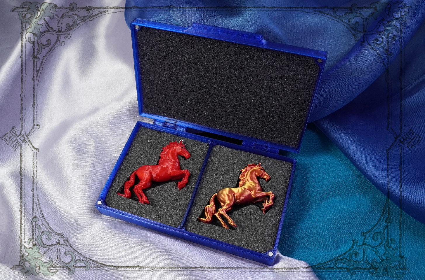Подарок на Новый Год: Красная Елочная Лошадка в Праздничном Футляре от Joker-Studio